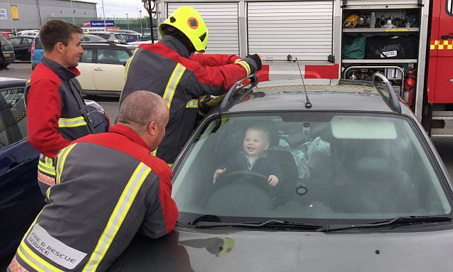 Criança que se trancou acidentalmente no carro da mãe só se conseguia rir enquanto cinco bombeiros o tentavam resgatar