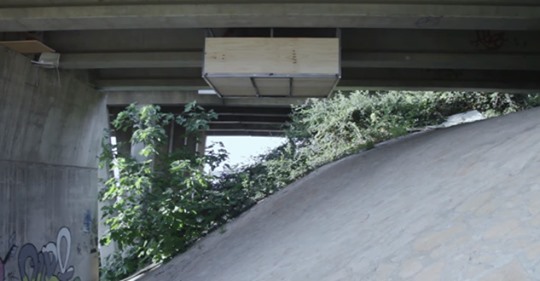 Homem constrói em segredo um pequeno apartamento debaixo de uma ponte