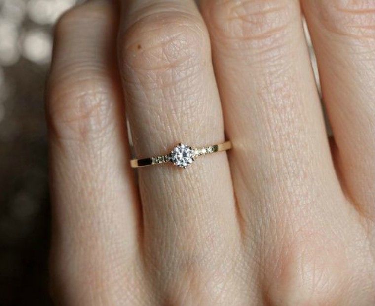 Mulher enxovalha o noivo na internet por ele lhe ter comprado um anel barato