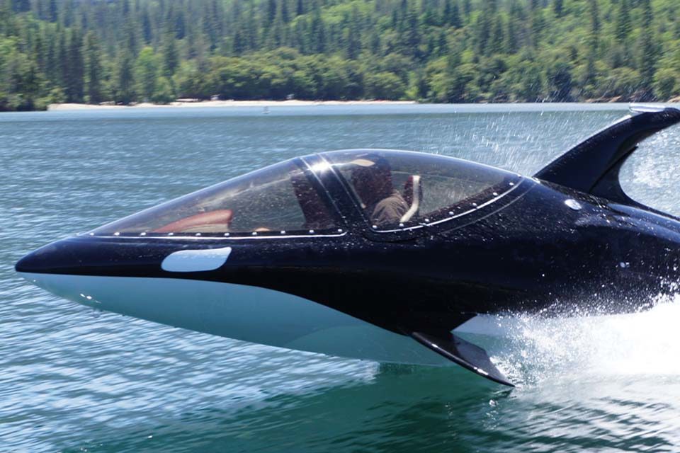 Este submarino parece-se imenso com uma baleia assassina: até salta para fora de água como elas