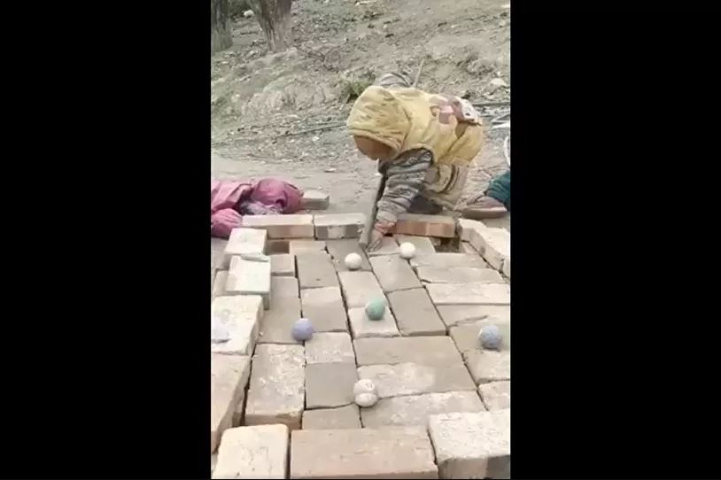 Vídeo de crianças a brincar numa mesa de bilhar feita de tijolos inspira as redes sociais