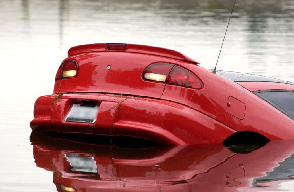 Машины падают в воду. Тонущий автомобиль. Автомобиль тонет в воде. Крутые картинки машины тонут. Тонущая машина красивая картинка.