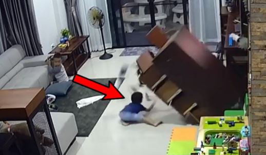 Vídeo mostra o momento aterrorizante em que criança quase que é esmagada por um móvel
