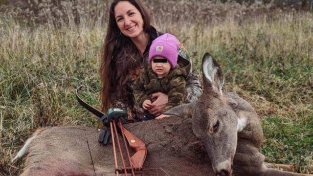 Mulher leva filha de 2 anos a caçadas com o objectivo de "normalizar" a actividade