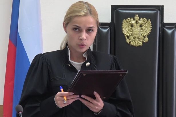 Juíza é forçada a resignar depois de terem surgido misteriosamente fotos "marotas" dela na internet