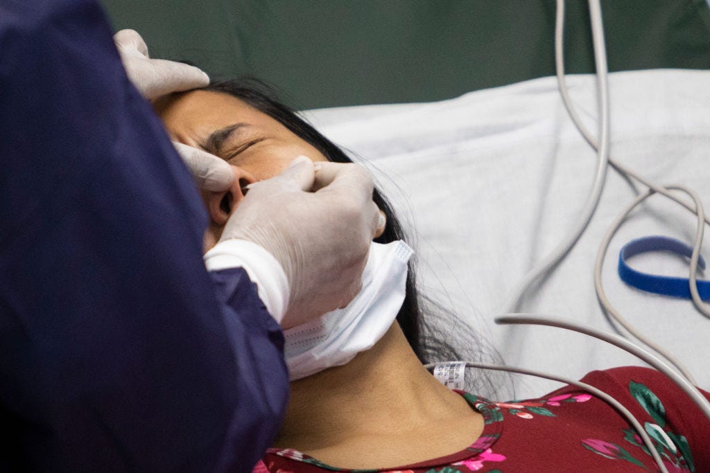 Mulher faz teste à COVID-19 e a zaragatoa fê-la verter fluído cerebral pelo nariz