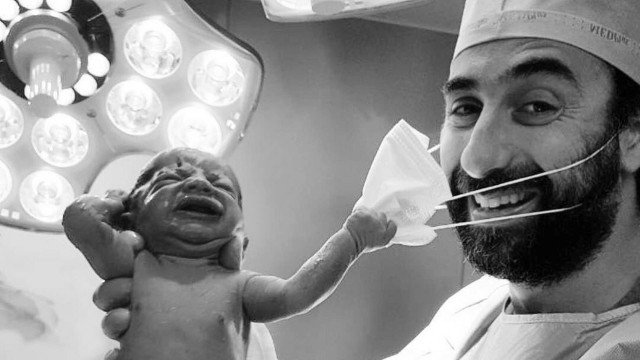 Foto de bebé a tirar a máscara do médico depois do parto torna-se viral
