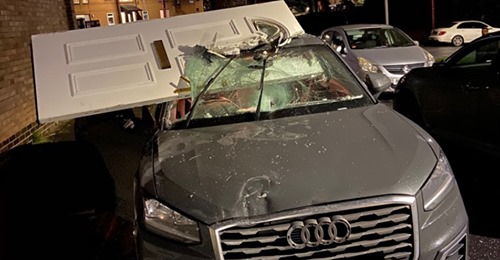 Condutor de um Audi bate contra uma casa e foge com a porta enfiada no para-brisas