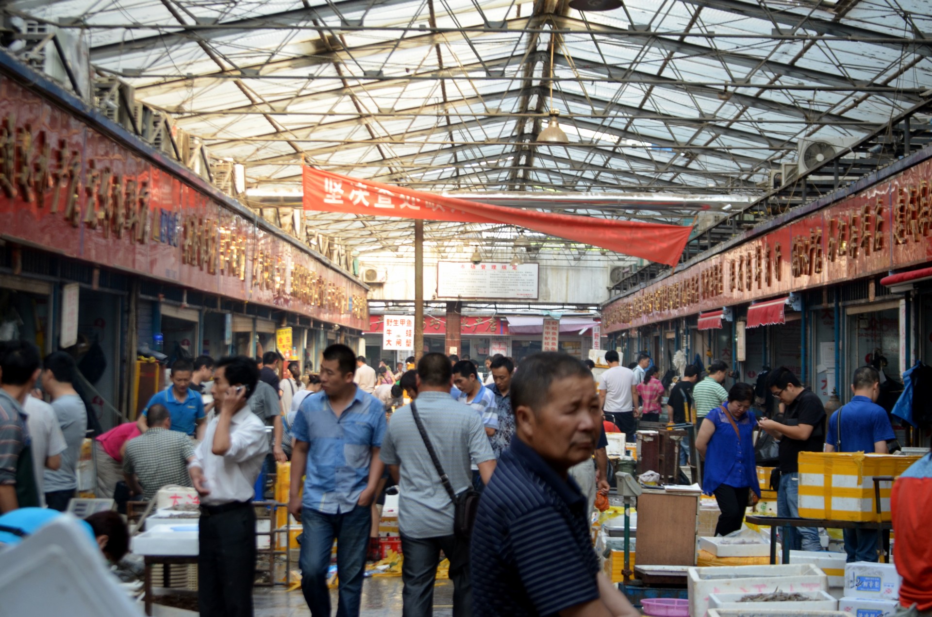 O mercado de Wuhan de onde surgiu a COVID-19 continua ativo e nada mudou