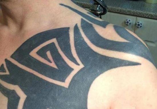 Tatuador passou 30 horas a transformar uma tatuagem tribal em algo verdadeiramente fantástico