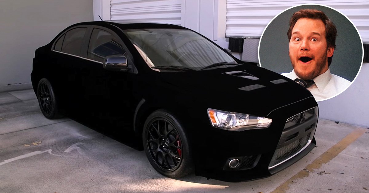 Mitsubishi Lancer Evolution X é pintado em tons ultra negros e nem parece um automóvel real