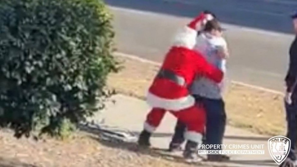 Polícias disfarçados de Pai Natal e Elfos prendem suspeitos