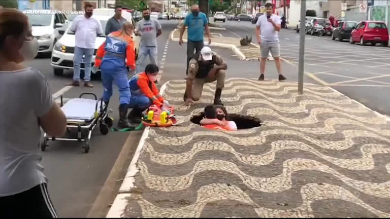 Vídeo chocante mostra o momento chocante em que uma adolescente é engolida por uma buraco no passeio