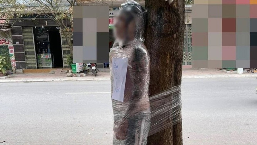 Jovem é amarrado a árvore com película aderente por não ter pago tatuagem