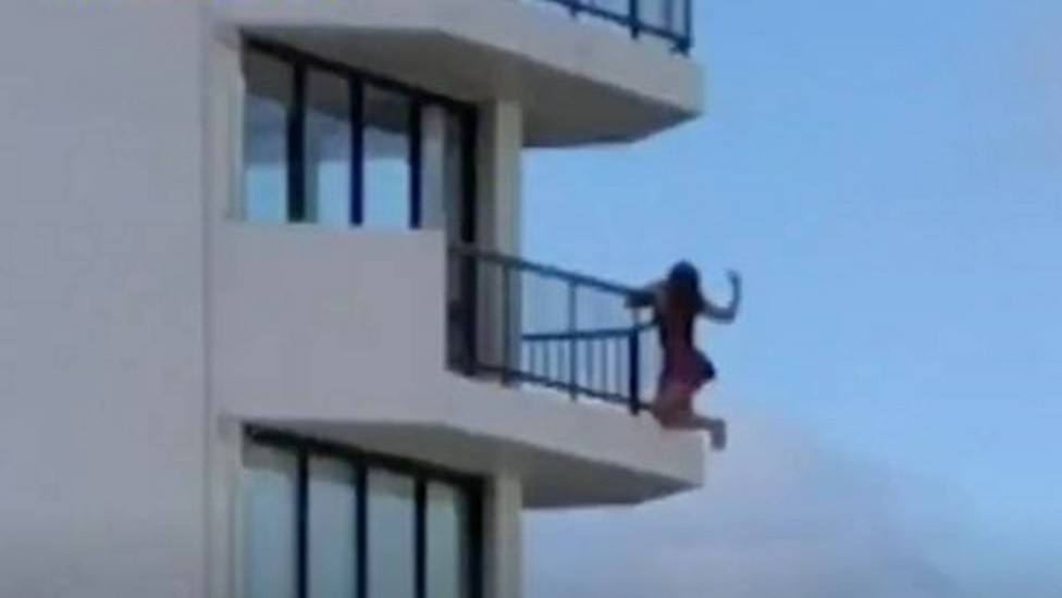 Mulher pendura-se na varanda de um 11º. andar para tirar selfie