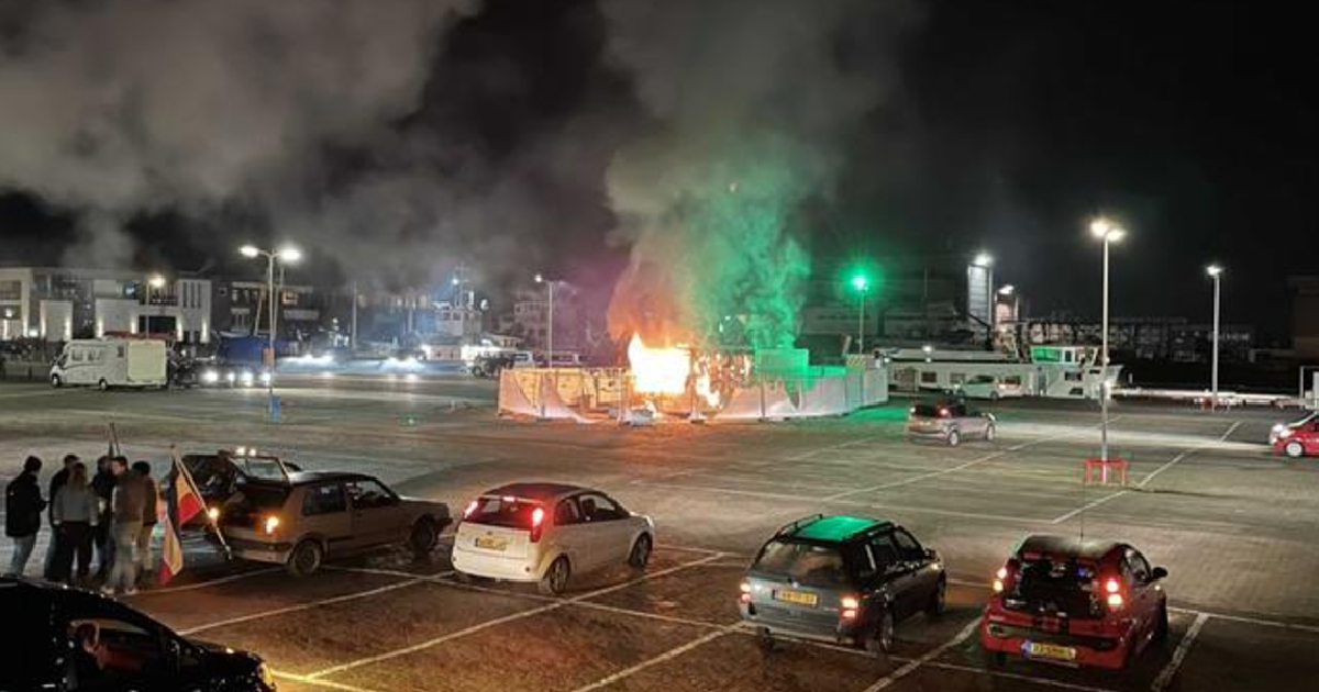 Protestantes anti-confinamento queimam um centro de testes ao COVID-19
