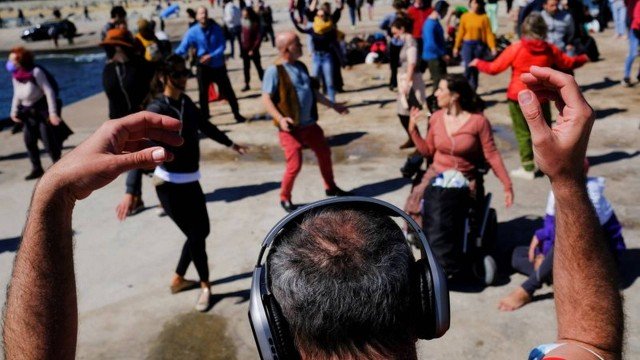 Rave silenciosa faz sucesso em Barcelona, com "distanciamento social" e fones nos ouvidos