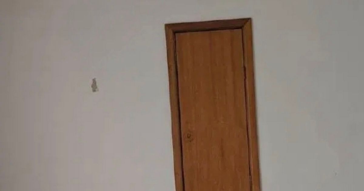 Pessoas em pânico pedem a mulher que saia de casa depois de ela ter partilhado a fotografia de uma porta bizarra