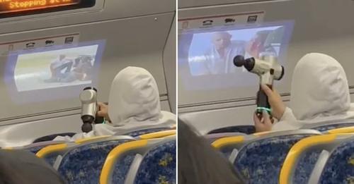 Passageiro assiste a filme no comboio com um projetor