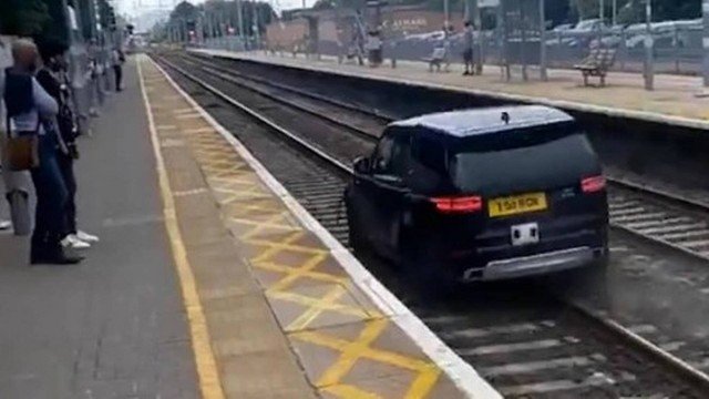 Homem foge da polícia e decide conduzir... pela linha do comboio