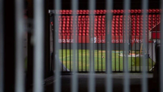 Polícia investiga denúncia de 0rgia com 12 jogadores e 7 mulheres no relvado de um estádio