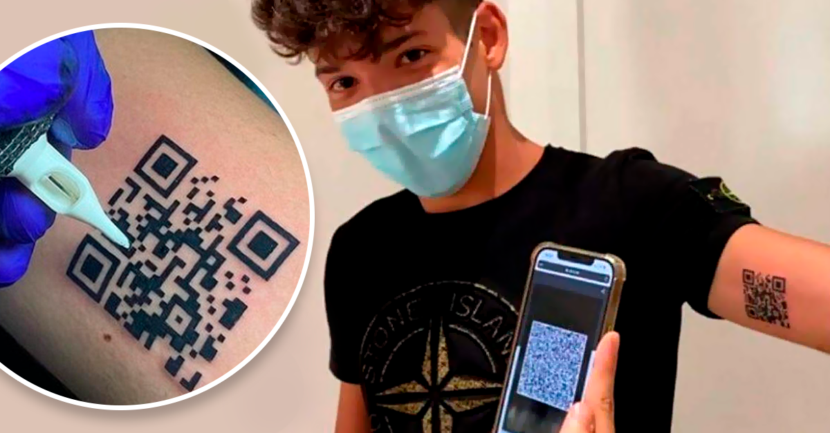 Homem tatuou o código QR do seu certificado de vacinação contra a COVID-19