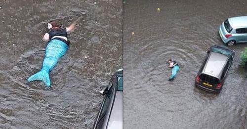 "Sereia" apanhada a nadar numa rua completamente inundada