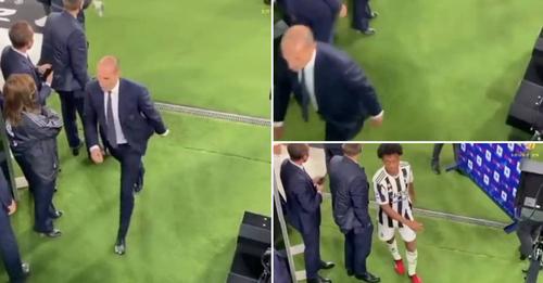 Allegri, treinador da Juventus, sai do campo a criticar os seus jogadores e a situação ficou feia