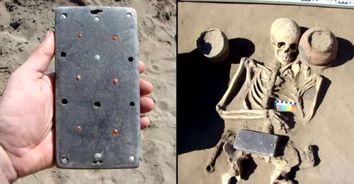 Arqueólogos encontram "iPhone com mais de 2.000 anos" enterrado junto a um esqueleto