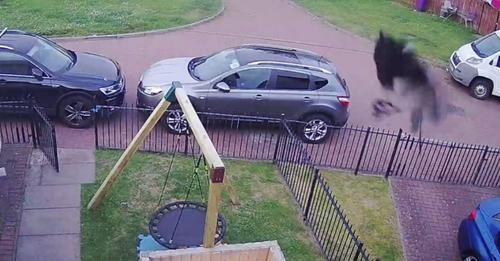 Mãe chama padre para abençoar a casa depois de ver um "fantasma" através das câmaras CCTV