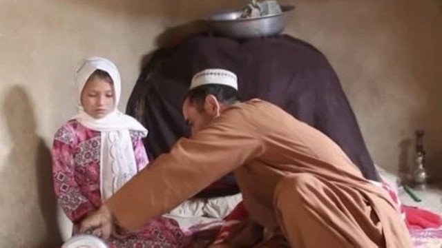 Sem ter o que comer, família afegã vende filha de 9 anos para casamento com um homem de 55 anos
