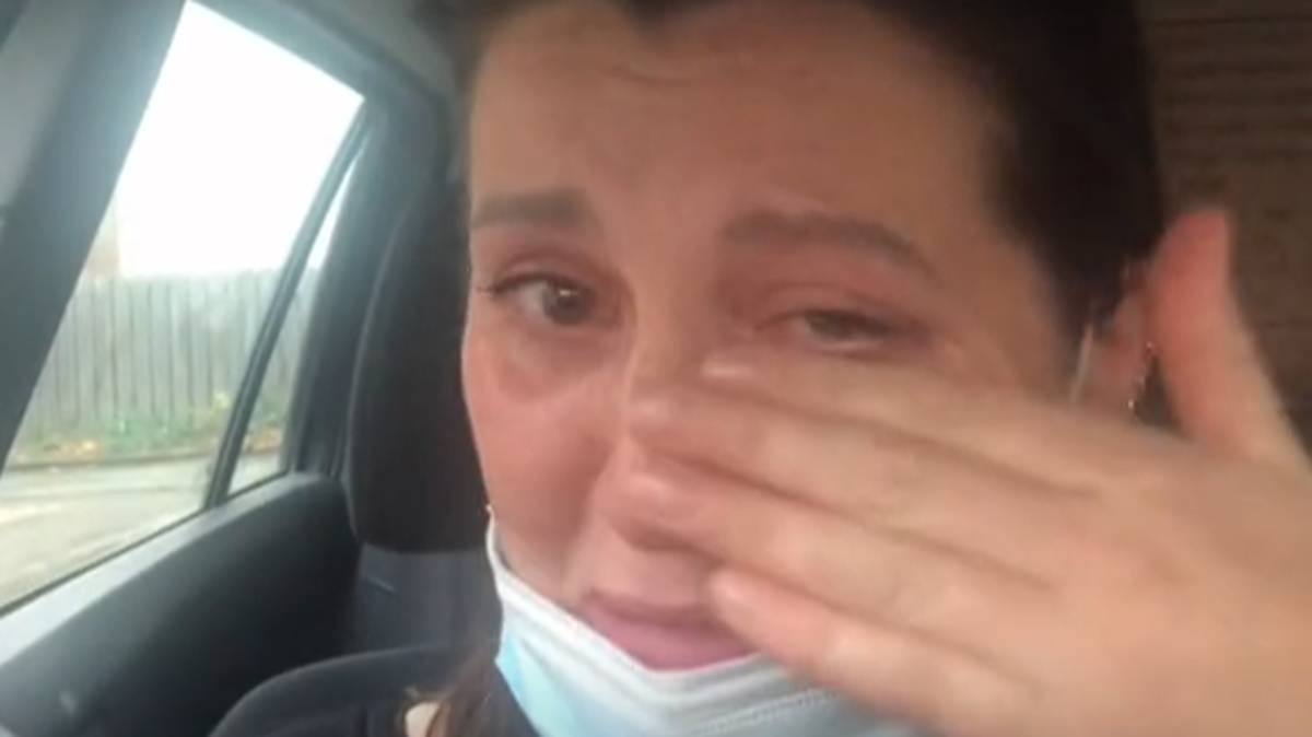 COVID-19: Enfermeira é despedida por recusar a vacina e faz um vídeo a chorar e a dizer que "é uma injustiça"