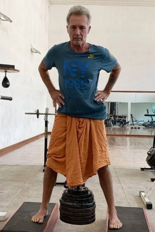 Mestre de ioga levanta 75 kgs com os tomates