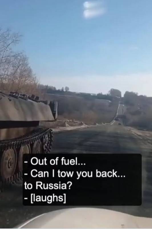 Ucraniano goza com russos que ficaram sem combustível num tanque de guerra no meio da estrada
