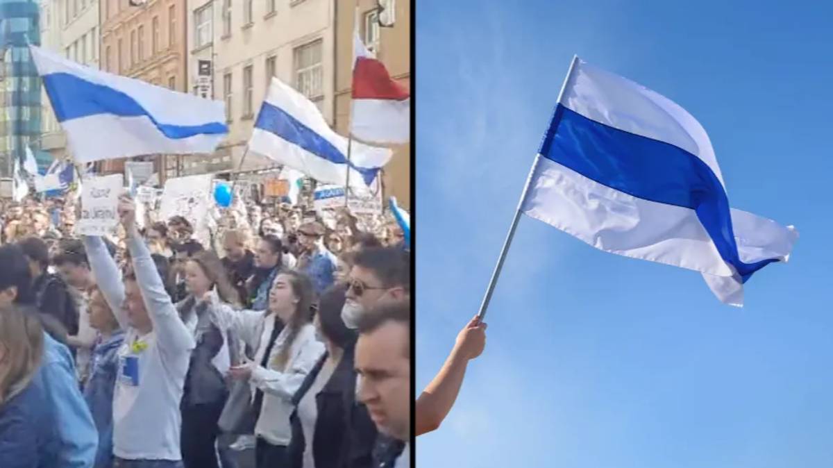 Russos contra a invasão à Ucrânia estão a usar uma nova bandeira da Rússia como forma de protesto